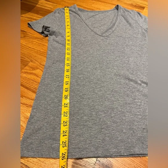 2 Banana Republic Gray V-Neck Women T-shirts - Picture 4 of 10